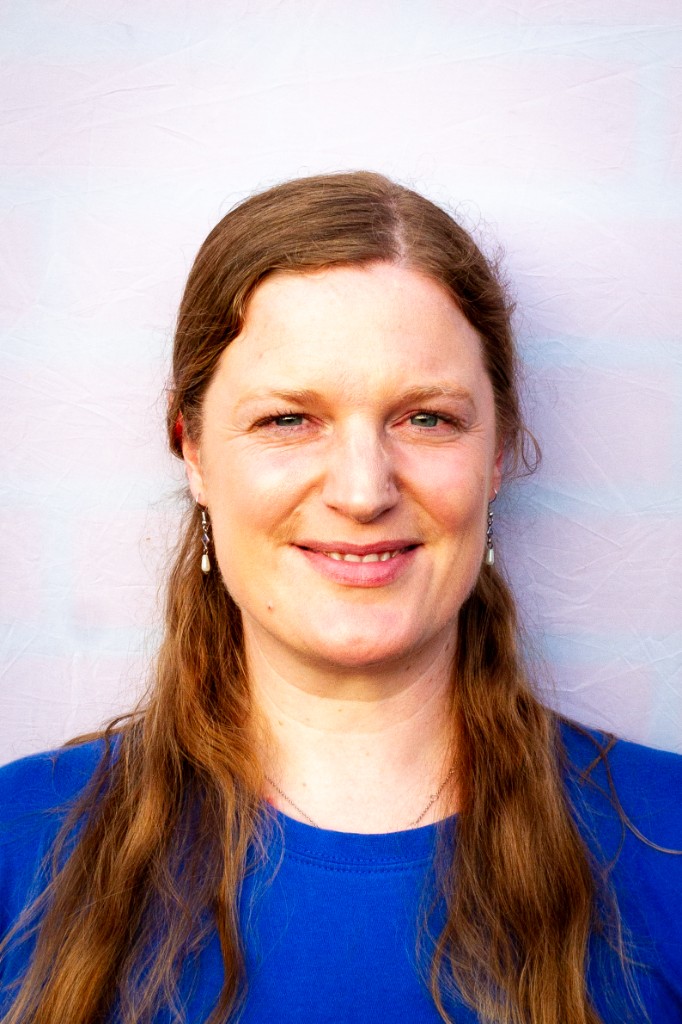 Hilde Vande Casteele, FertilityCare practitioner, glimlachend in een blauw shirt